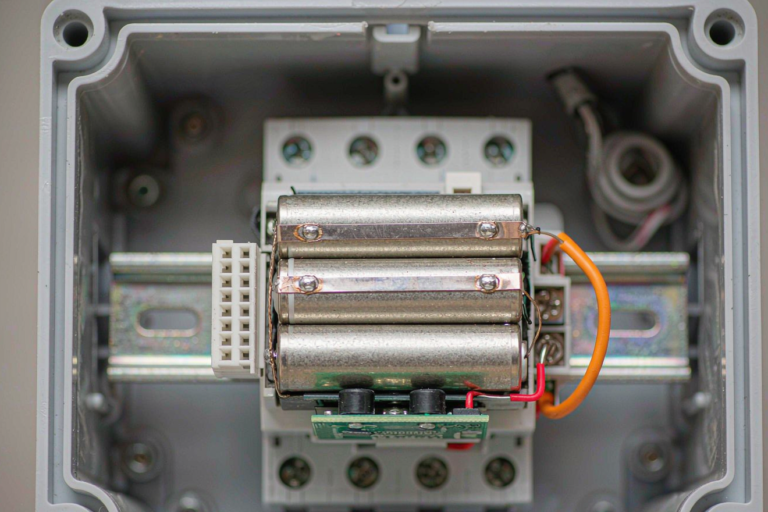 Battery Solution for Smart Metering and AMI Networks: 10-Year Field Power Architecture, Cold-Weather Lithium Budgets, and IEC 62052-11 Compliance