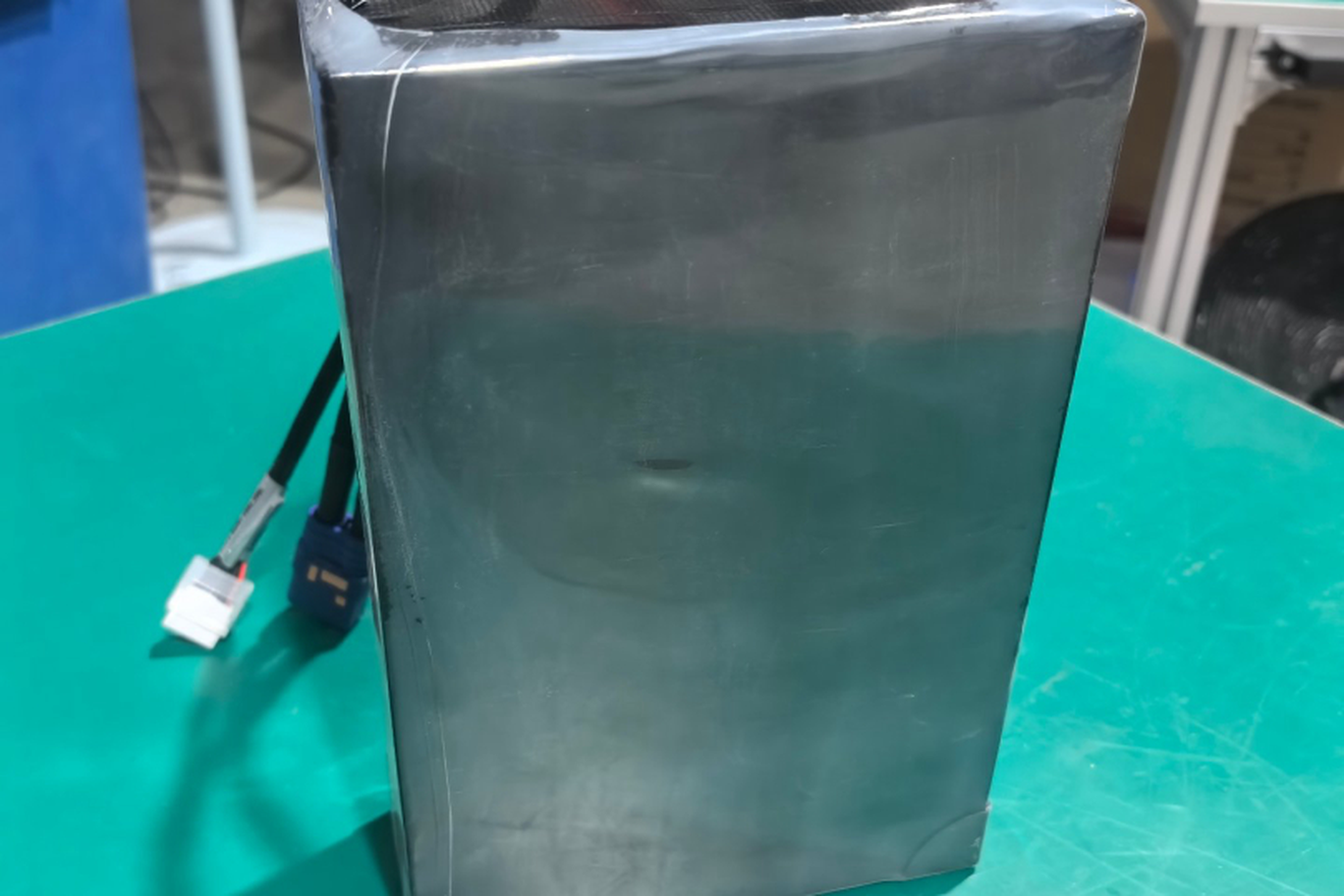 Upright lithium battery pack with red and black discharge leads