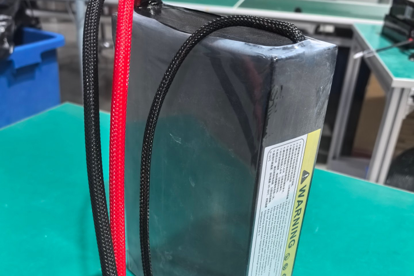 Lithium battery pack with safety warning label and braided cable set